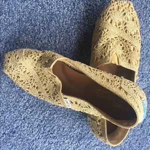 TOMs gold lace shoes. Size 8 women’s